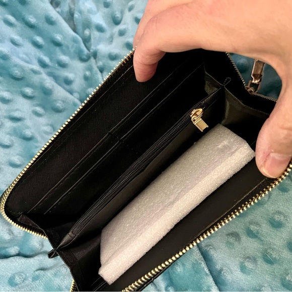 NWOT skull wallet with bracelet - Picture 3 of 3